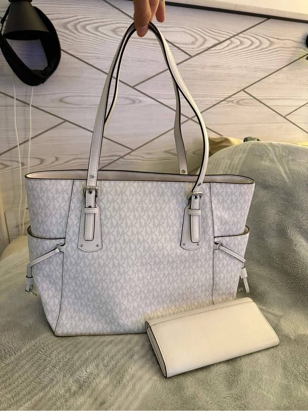 MICHAEL KORS Cream/White Signature Tote with Matching Wallet